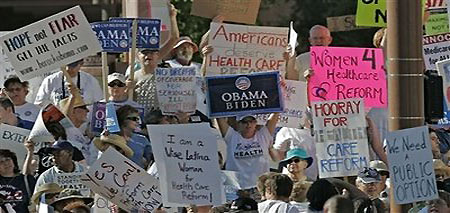 Man carrying assault weapon attends Obama protest