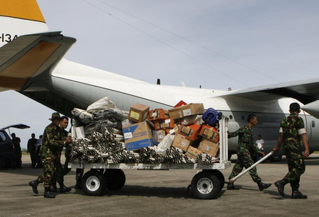 Huge aid push in Indonesia, quake levels villages