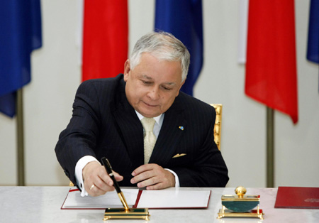 Polish president signs EU treaty, only Czechs left