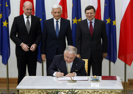Polish president signs EU treaty, only Czechs left