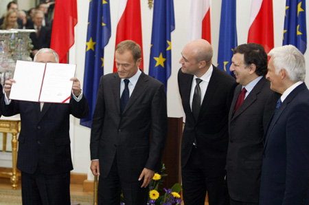 Polish president signs EU treaty, only Czechs left