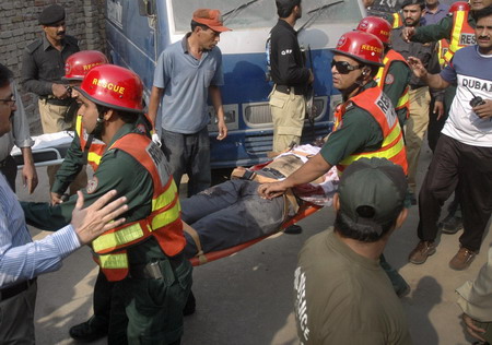 Gunmen, bomber hit 4 sites in Pakistan, 31 die