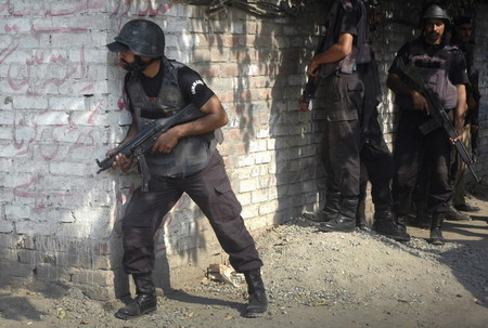 Gunmen, bomber hit 4 sites in Pakistan, 31 die