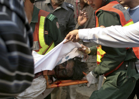 Gunmen, bomber hit 4 sites in Pakistan, 31 die