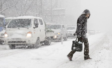 Heavy snow blankets Seoul