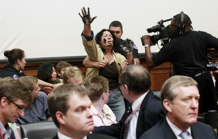 BP chief says he wasn't in loop, enraging Congress