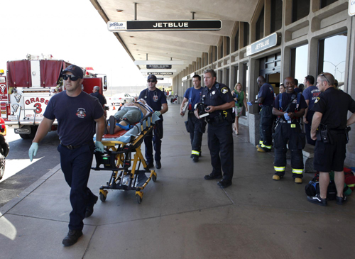 Jet Blue airplane makes hard landing,15 injured
