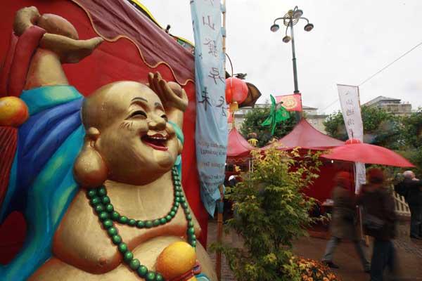 Germans shop at Chinese market in Hamburg