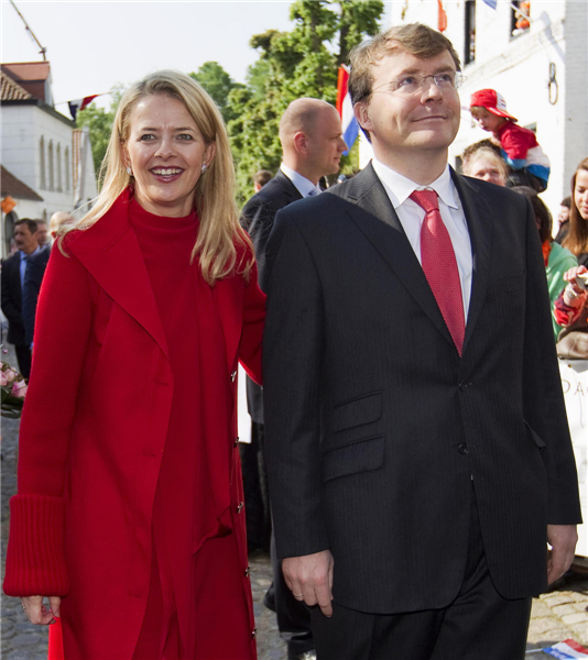 Dutch Prince Johan Friso (R) and his wife Mabel Wisse look on in Thorn, April 30, 2011. Dutch Prince Friso dies after 2012 avalanche