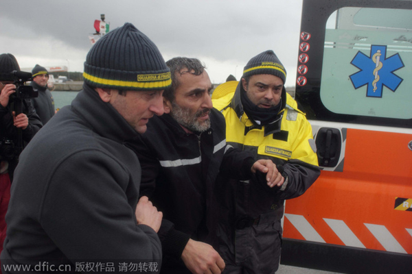 Hundreds still awaiting airlift on stricken Italian ferry