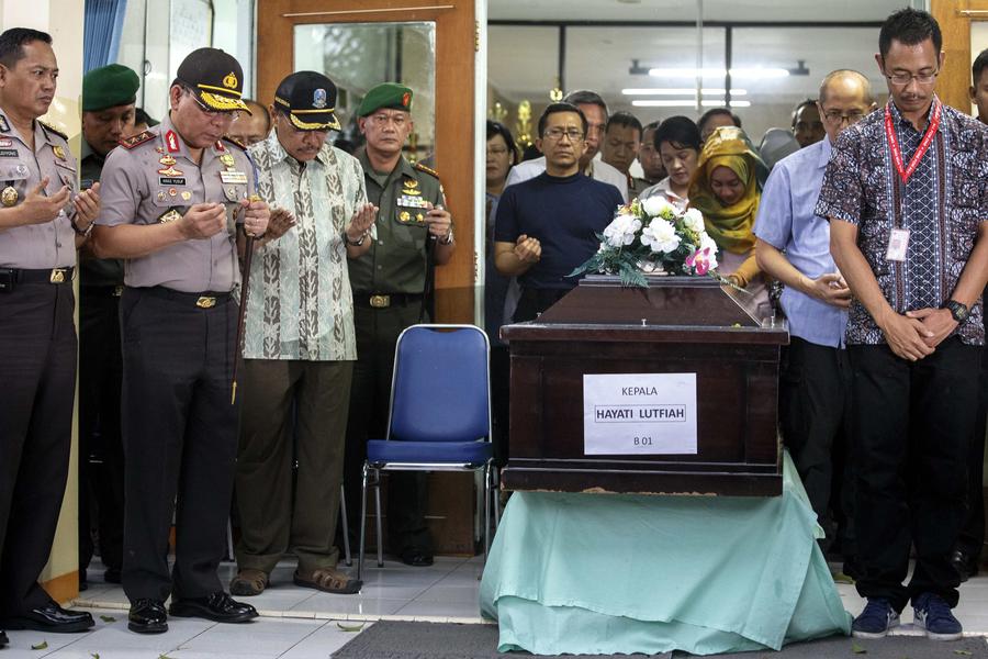 1st body identified from AirAsia crash handed to family