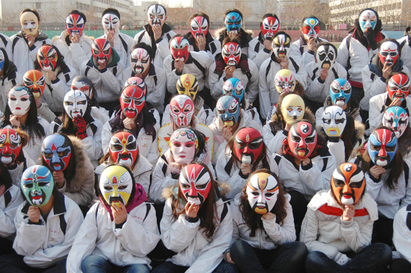 山東大學(xué)生組成“臉譜墻”宣傳京劇