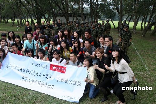 駐港部隊向香港大學生展示威武形象