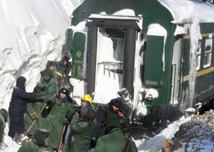 消防戰士除雪搶險