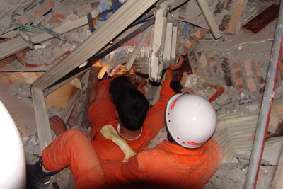 圖：袁藝被埋104個小時獲救 連線救命恩人