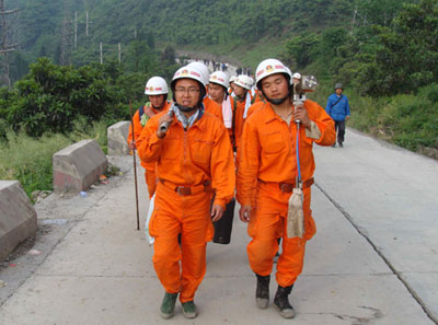 圖：袁藝被埋104個小時獲救 連線救命恩人