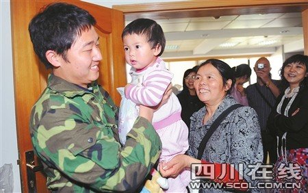 最美微笑戰士再見災區小寶貝 想認她作干女兒(圖)