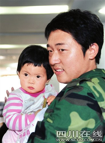 最美微笑戰士再見災區小寶貝 想認她作干女兒(圖)