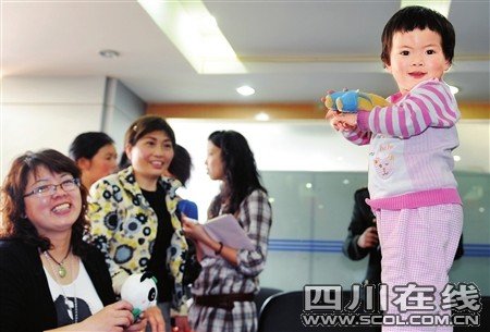 最美微笑戰士再見災區小寶貝 想認她作干女兒(圖)