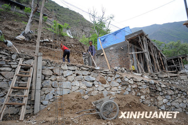 汶川地震一周年：騾馬馱出的新家園[組圖]