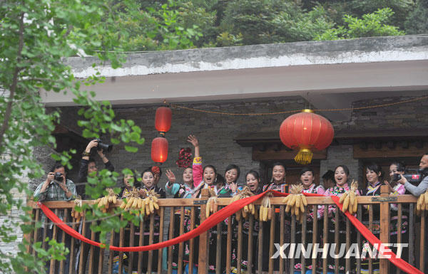 汶川地震一周年：北川20對(duì)重組家庭新人舉行集體婚禮