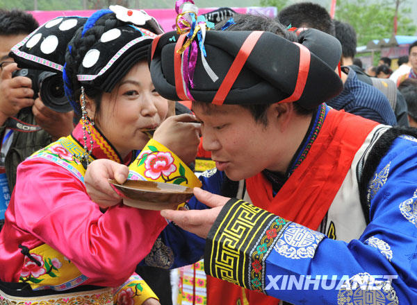 汶川地震一周年：北川20對(duì)重組家庭新人舉行集體婚禮