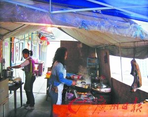 四川映秀鎮(zhèn)出現(xiàn)地震商業(yè)繁榮景象(圖)