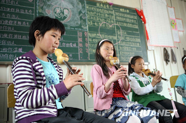 汶川地震一周年：不屈的生命之花快樂綻放[組圖]