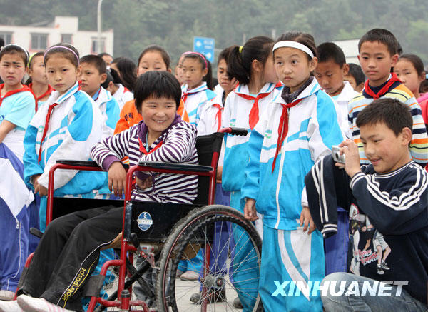 汶川地震一周年：不屈的生命之花快樂綻放[組圖]