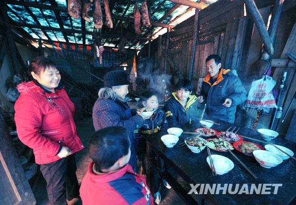 “吊瓶男孩”和“夾縫男孩”如今再相聚[組圖]