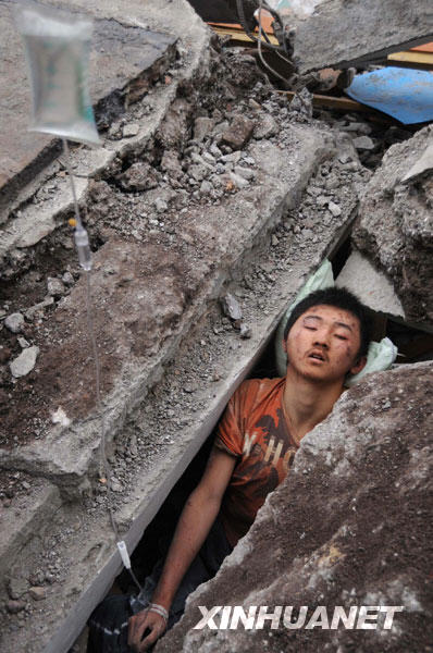 “吊瓶男孩”和“夾縫男孩”如今再相聚[組圖]