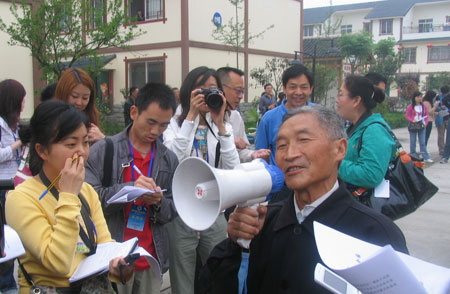 地震無情人有情——災區古稀老漢寫歌感謝政府