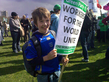 3月28日，倫敦街頭舉行大規模的游行