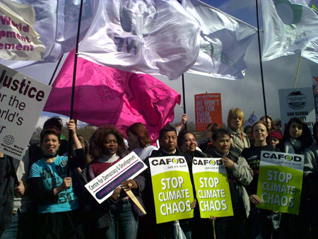 3月28日，倫敦街頭舉行大規模的游行