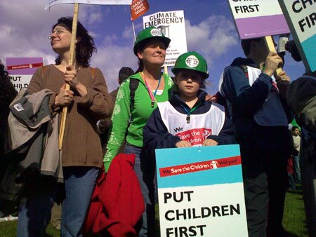 3月28日，倫敦街頭舉行大規模的游行