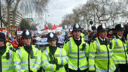 倫敦峰會在即 人們舉行大規模示威活動
