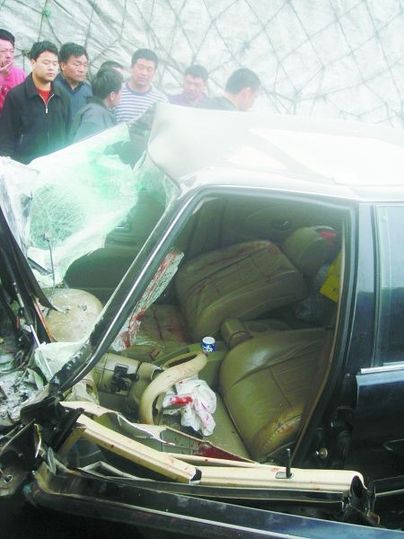 京港澳高速39輛車連環(huán)相撞 受損車輛堵路2公里