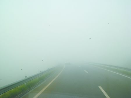 京港澳高速39輛車連環相撞 受損車輛堵路2公里