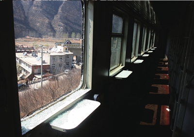 陜西韓城開往北京旅客列車6節車廂脫軌(組圖)