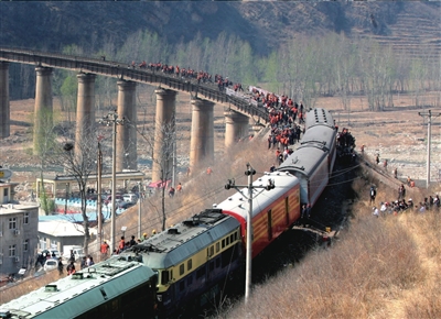 陜西韓城開往北京旅客列車6節車廂脫軌(組圖)
