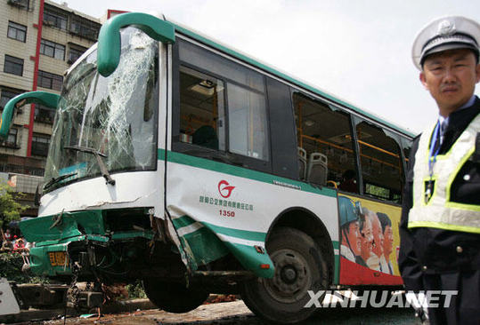 昆明公交車與轎車相撞墜河12人傷亡