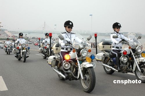 山東首支女子騎警隊(duì)成立[組圖]