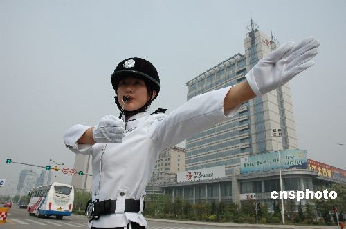 山東首支女子騎警隊(duì)成立[組圖]