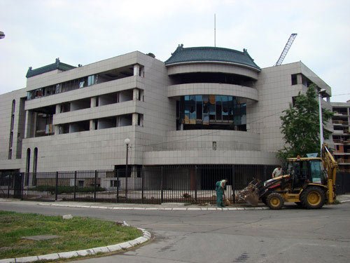 我駐南使館被炸10周年：館前立起紀(jì)念碑(圖)