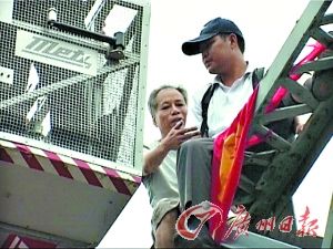廣州男子跳橋討薪 被攀高老伯一把推下橋去