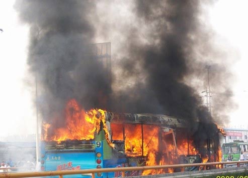 成都公交車(chē)燃燒事件已致24人遇難(組圖)