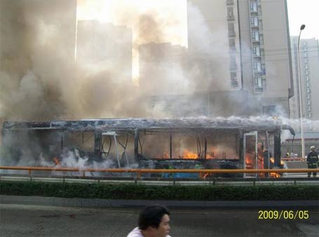 成都公交車(chē)燃燒事件已致24人遇難(組圖)