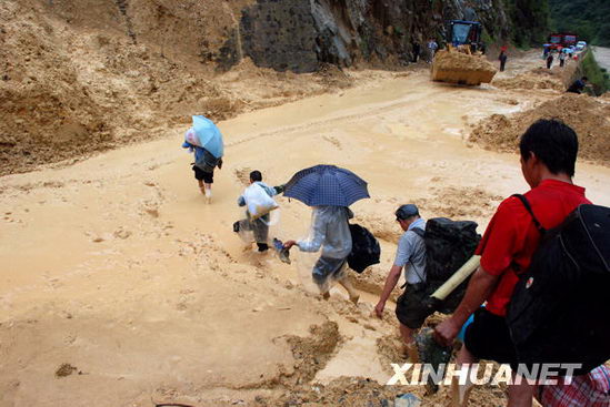 貴州榕江縣降雨引發泥石流掩埋汽車[組圖]