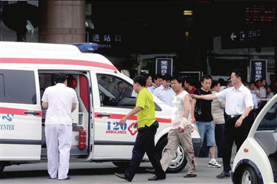 組圖：一男子北京西站二樓進(jìn)站口外樓沿跳下