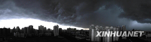 海口暴雨來襲前出現“陰陽天”[組圖]